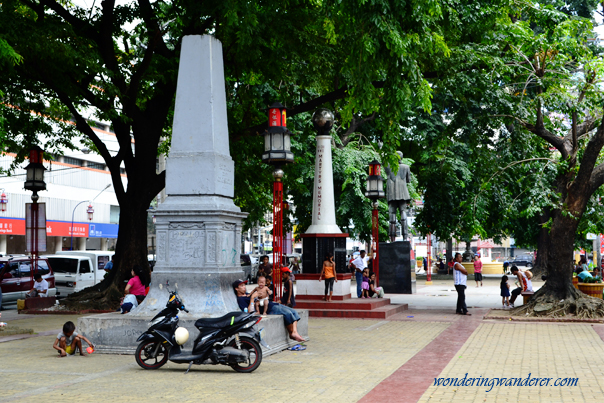 Plaza San Lorenzo Ruiz with two pillars