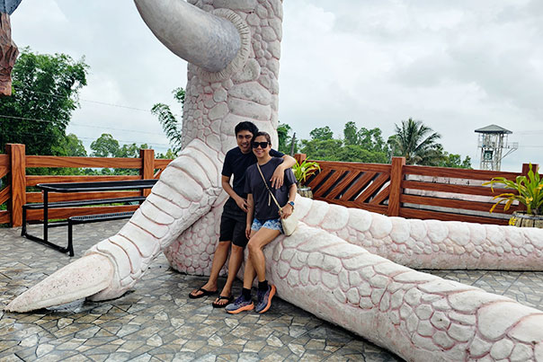The giant foot of Campuestohan's giant rooster