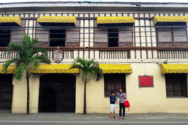 Camiña Balay nga Bato building