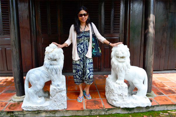 Lady with two lion statues