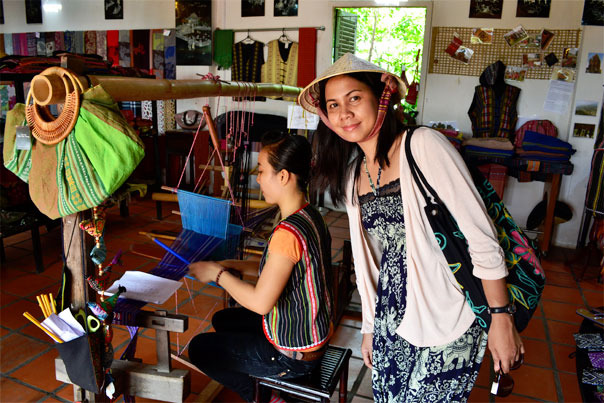 Handlooming a cloth at Mekong Rest Stop